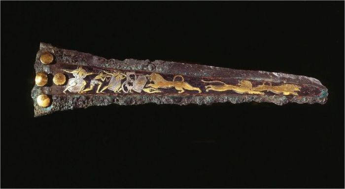 Inlaid dagger blade with lion hunt